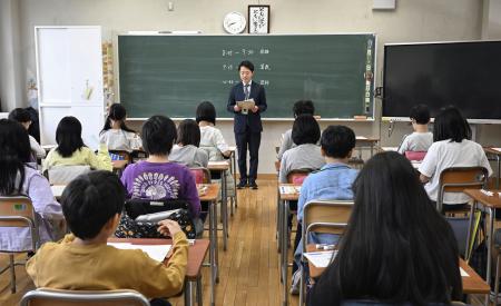 　東京都内の小学校で全国学力テストに臨む児童たち＝１７日午前（代表撮影）