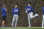 　言葉を交わす（右から）ドジャースの佐々木と山本＝４月２３日、シカゴ（共同）