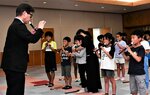 フルート奏者の末原さん（左）からリコーダーの音の出し方を学ぶ児童ら
