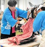 「境港水産まつり」で披露されるマグロ解体ショー＝昨年１０月１３日、境港市昭和町の鳥取県営境港水産物地方卸売市場