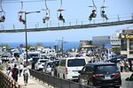 大型連休後半に入り、にぎわう鳥取市の鳥取砂丘＝３日午前