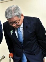 「県民に深くおわび申し上げたい」と頭を下げる藤縄県議＝２４日、鳥取県庁の県政記者クラブ