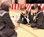 勢いよくかるたに手を伸ばす参加者＝６日、新温泉町湯の夢ホール