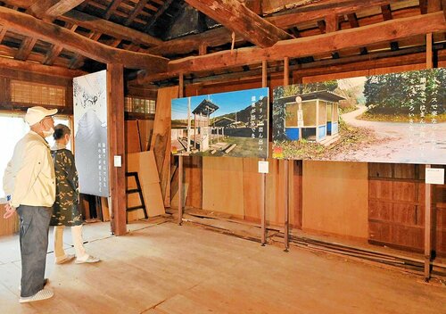  町内の日常風景を切り取った作品が並ぶ会場＝２９日、三朝町木地山 