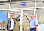 「地元に愛され、応援される店にしたい」と抱負を語る中村社長（左）と前オーナーの斎木さん＝米子市奈喜良
