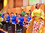 岩美高吹奏楽部の演奏に合わせて踊るリチャーズ大使（右）＝８日夜、東京都港区のホテルオークラ東京