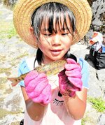 【捕まえた！】
つかみ取りしたヤマメを持ってうれしそう。「もう一回やりたい！」と再挑戦していた