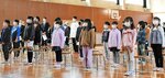 最後の校歌斉唱を行う児童ら＝２５日、日野町黒坂の黒坂小