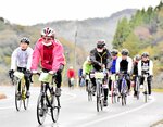 晩秋の山あいの道を走り抜ける参加者たち＝１２日、南部町中