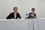 　記者会見する横浜市教委の教職員人事部長（左）と教職員人事課長＝２０２４年５月２１日