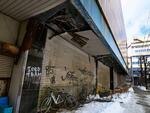 　北海道釧路市末広町にある空きビル。２００６年までは百貨店「丸井今井釧路店」が入っていた＝２月