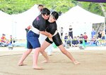 【がっぷり四つ】　女子選手も力と力をぶつけ合い、真剣勝負を展開