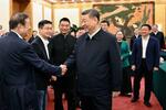 　中国企業幹部らを集めた会合でＩＴ大手華為技術の創業者、任正非氏（左端）と握手する習近平国家主席＝２月、北京（新華社＝共同）