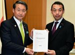 今枝氏（右）に要望書を手渡す平井知事＝２６日、東京都千代田区の文部科学省