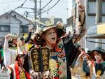 　武者行列イベントで練り歩く、甲冑姿のジャボリさん＝１日午後、大阪府大東市