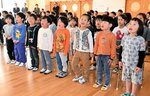 元気な合唱で園に別れを告げる園児ら