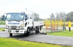 車庫入れに挑むドライバー＝１日、北栄町西園