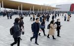 　大阪・関西万博の開幕に備えた予行演習「テストラン」が始まり、会場を訪れた来場者ら＝４日午前、大阪市此花区の夢洲