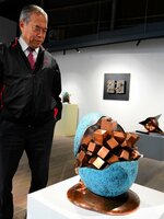 不思議な造形作品が並ぶ会場