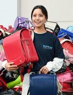 　ランドセルを手に笑顔を見せる高梨沙羅＝５日、横浜市