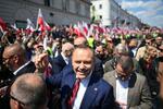 　ポーランド保守政党「法と正義（ＰｉＳ）」の支援を受けるナブロツキ氏（中央）＝２５日、ワルシャワ（ゲッティ＝共同）