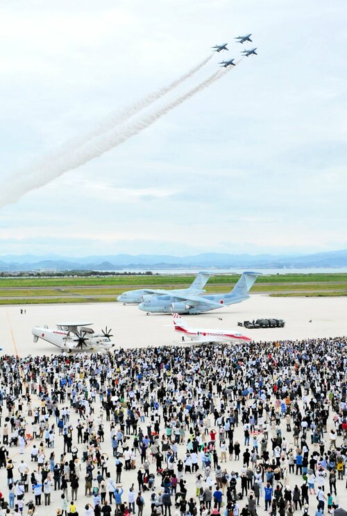 ブルーインパルスのアクロバット飛行を楽しむ来場者＝２８日、鳥取県境港市小篠津町の航空自衛隊美保基地