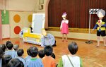 寸劇を通し事故に遭わないためのルールを伝えるレディースクラブのメンバー