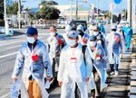 住民避難訓練でバスの乗り場に向かう参加者＝２０２３年１１月５日、境港市渡町