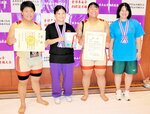 団体で３位に入った鳥取県Ｃの島袋（左）と後藤（右から２人目）＝京都府立山城総合運動公園