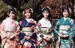 　晴れ着撮影会に登場した（左から）本田紗来、本田望結、井本彩花、高橋ひかる＝東京都港区