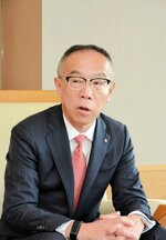 頭取就任の意気込みを語る吉川氏＝３月２７日、松江市魚町の山陰合同銀行本店