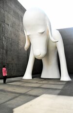 奈良美智さんの代表作「あおもり犬」は、美術館建物の構成要素の一つとなっている。巨大な犬の立体像が、さまざまなインスピレーションを伝えている