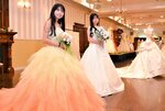 多彩なドレスが展示された会場で試着を楽しむ来場者