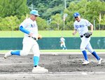 １回戦・連合―境　連合は初回にエース稲垣（左）が直接一塁を踏んで初回を乗り切り、白石（右）が三回から登板する＝どらドラパーク米子市民球場