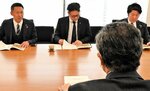 鳥取砂丘を活用した観光振興を提言する鳥取商工会議所青年部のメンバーら
