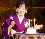 バースデーケーキにご満悦の永井裕子＝大阪市城東区のライブハウスベロニカ
