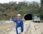 　国道２４９号「中屋トンネル」の復旧工事を説明する国交省能登復興事務所の田中義太郎計画課長＝８日午後、石川県輪島市
