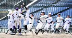 軟式野球の交流試合に勝利し、喜ぶ西日本選抜の選手たち＝甲子園
