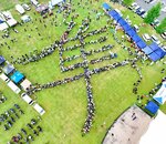 会場に集まったライダーたちで作った「隼」の人文字
