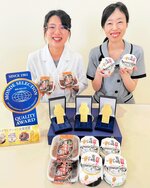 ２０２４年モンドセレクションで金賞に輝いた「ほたるいかの醤油漬け」など３品＝１日、香美町香住区香住のマルヨ食品