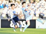 １回戦・米子北―松本国際米子北は後半３３分、中井（左）がゴールを決めて２―１と勝ち越す＝等々力陸上競技場