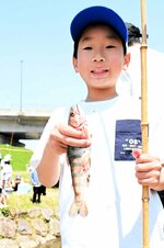魚を釣り上げ喜ぶ参加者＝３日、新温泉町七釜