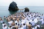 　「夏至祭」が営まれ、夫婦岩に向かって心身を清める人たち＝２１日午前４時５０分、三重県伊勢市の二見興玉神社（中日新聞社提供）