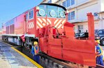 ラッセル車を入念に確認する作業員ら＝２日、鳥取県米子市目久美町