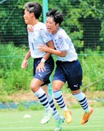 ３回戦・米子北―国見　米子北は後半１３分、柴野（左）が右ＣＫを頭で合わせて勝ち越す＝福島県楢葉町のＪヴィレッジ