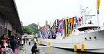 新造された「共幸丸」。漁港には一目見ようと大勢の地元住民らが駆け付けた＝３０日、新温泉町諸寄の諸寄漁港