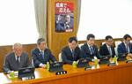 　自民党の総務会に臨む森山幹事長（左から２人目）ら＝１８日午前、東京・永田町の党本部