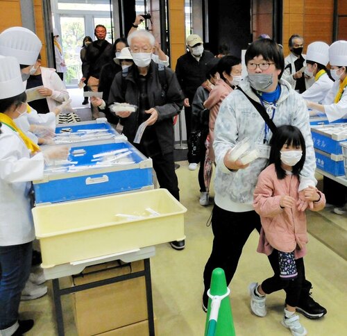 【新米だよ】２日間で２千個を配った新米おにぎり。調理服姿の米子南高生が大活躍