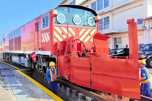 ラッセル車を入念に確認する作業員ら＝２日、鳥取県米子市目久美町