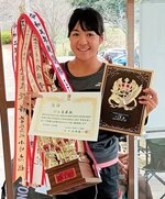 女子シングルスで頂点に立った川上梨華＝倉吉市営庭球場